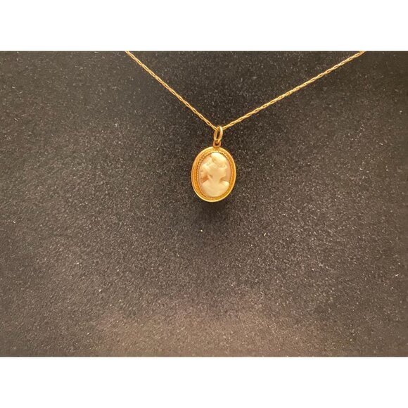 Vintage CAMEO Jewelry BUNDLE (4) | Gold Tone Pendants & Clip Earrings Set | Shel - Picture 5 of 15